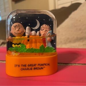 Peanuts Charlie Brown Snoopy Halloween Snow Globe Leaf Globe